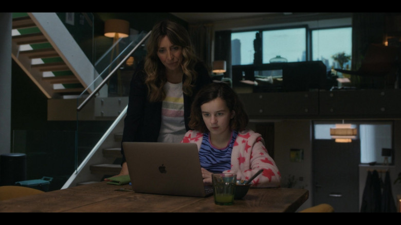 Apple MacBook Laptop in Breeders S03E06 No Show (2022)