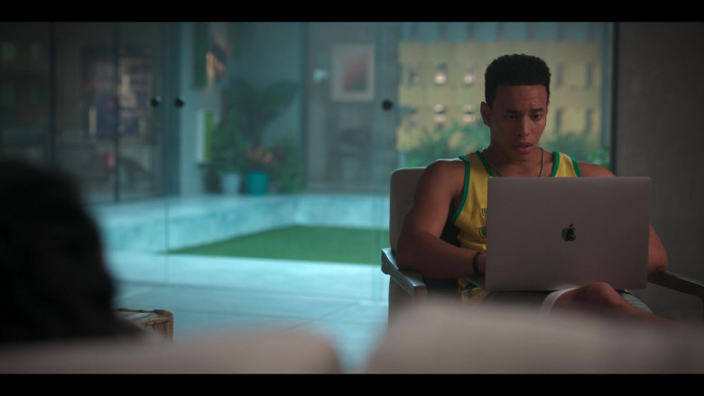 Apple MacBook Laptop in First Kill S01E06 First Severing (1)