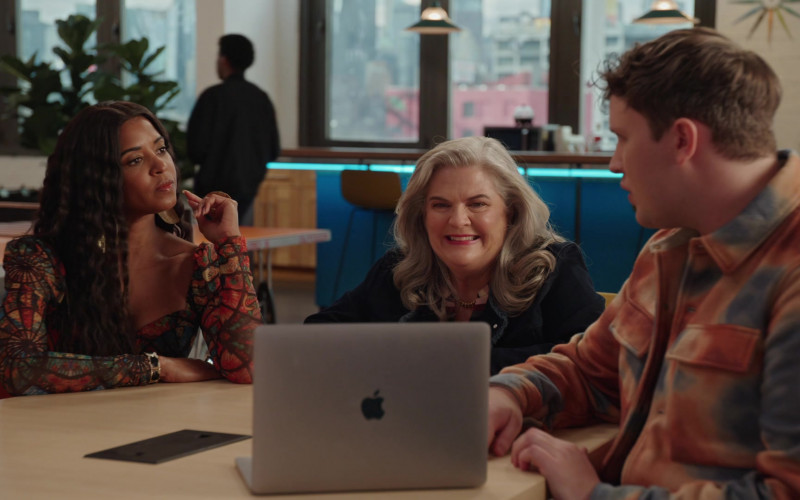 Apple MacBook Laptop in Girls5eva S02E07 Returnity (4)