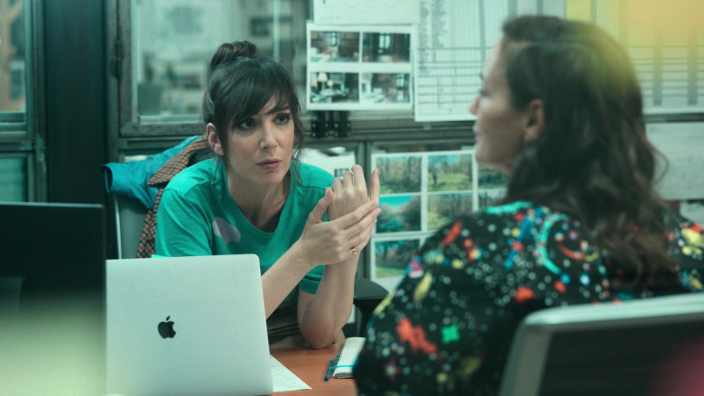 Apple MacBook Laptop in Irma Vep S01E02 The Ring That Kills (2022)