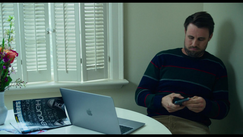 Apple MacBook Laptop in The Bear S01E02 Hands (2022)