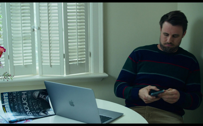 Apple MacBook Laptop in The Bear S01E02 Hands (2022)