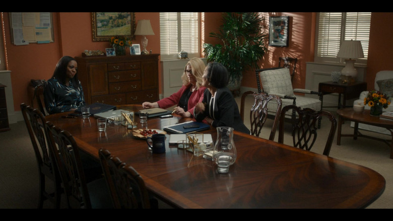 Apple MacBook Laptop in The First Lady S01E09 Rift (2022)