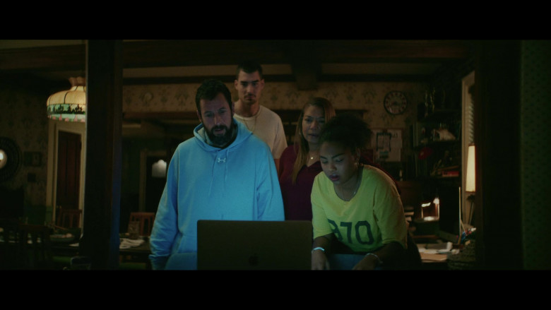 Apple MacBook Laptop of Adam Sandler as Stanley Sugarman in Hustle (2)