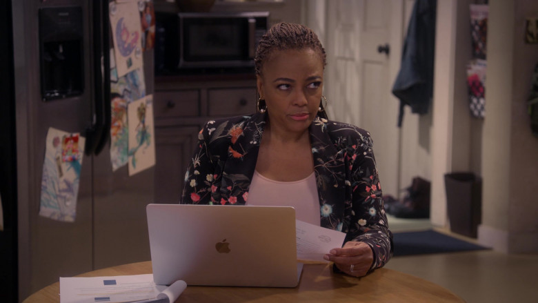 Apple MacBook Laptop of Kim Fields as Regina in The Upshaws S02E02 Bennie's Woman (2022)