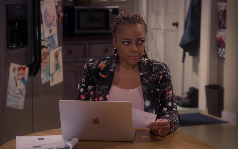 Apple MacBook Laptop of Kim Fields as Regina in The Upshaws S02E02 Bennie's Woman (2022)