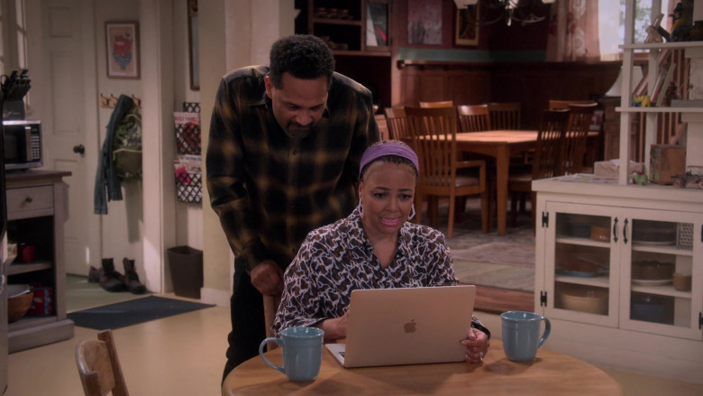 Apple MacBook Laptop of Kim Fields as Regina in The Upshaws S02E08 Goin' In (1)