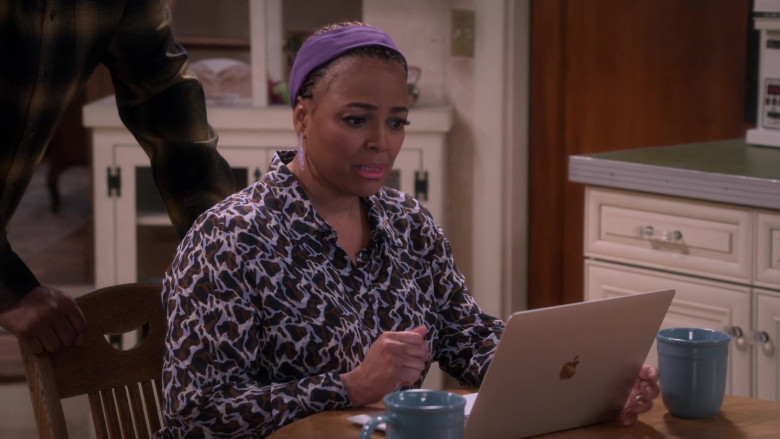 Apple MacBook Laptop of Kim Fields as Regina in The Upshaws S02E08 Goin' In (2)