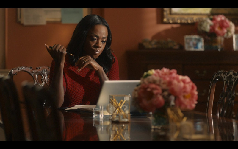 Apple MacBook Laptop of Viola Davis as Michelle Obama in The First Lady S01E08 Punch Perfect (2022)