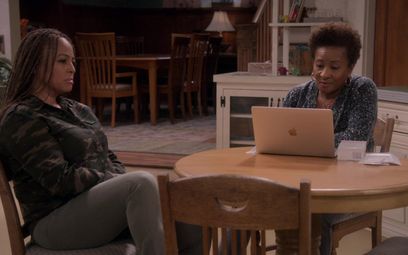 Apple MacBook Laptop of Wanda Sykes as Lucretia Turner in The Upshaws S02E01 Maybe Daddy (1)