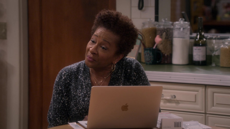 Apple MacBook Laptop of Wanda Sykes as Lucretia Turner in The Upshaws S02E01 Maybe Daddy (2)