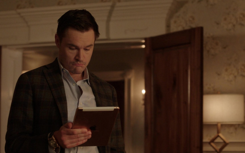 Apple iPad Tablet in Dynasty S05E15 Ben (2022)