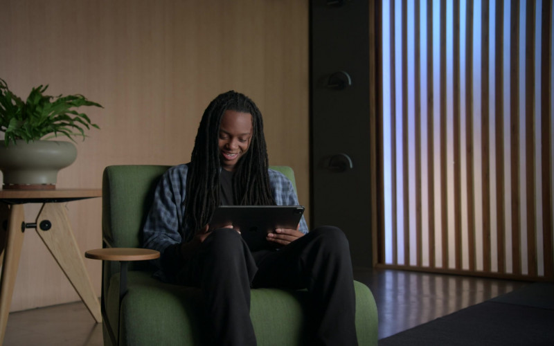 Apple iPad Tablet in Players S01E02 Organizm (2022)