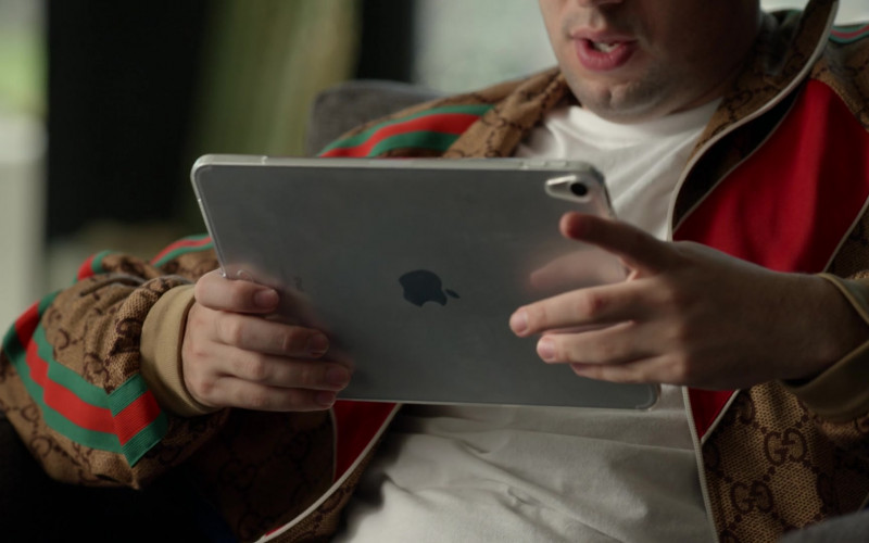 Apple iPad Tablet in Players S01E04 Ownership (2022)