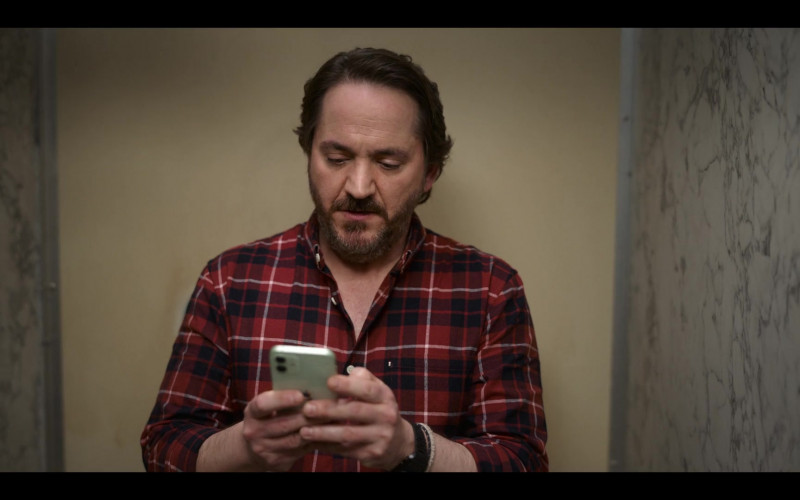 Apple iPhone Smartphone of Ben Falcone as Clark Thompson in God's Favorite Idiot S01E03 The Preacher (2022)