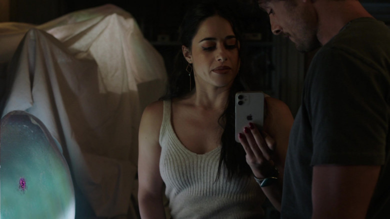 Apple iPhone Smartphone of Jeanine Mason as Liz Ortecho in Roswell, New Mexico S04E02