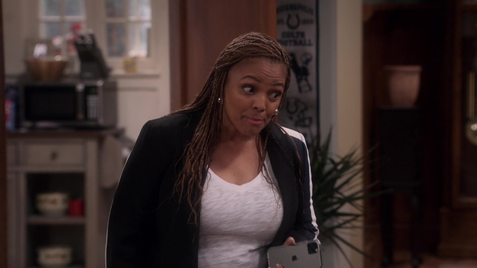 Apple IPhone Smartphone Of Kim Fields As Regina In The Upshaws S02E04 ...