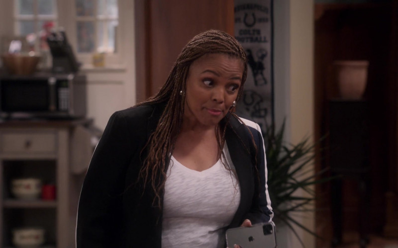 Apple iPhone Smartphone of Kim Fields as Regina in The Upshaws S02E04 Big Plans (2022)