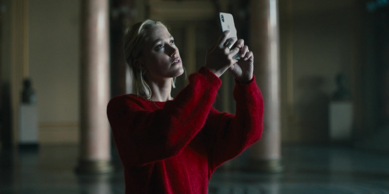 Apple iPhone Smartphone of Maika Monroe as Julia in Watcher Movie (1)