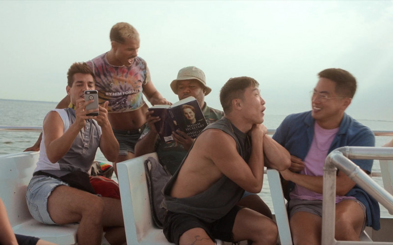Apple iPhone Smartphone of Matt Rogers as Luke in Fire Island (1)