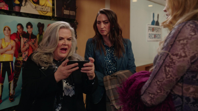 Apple iPhone Smartphone of Paula Pell as Gloria McManus in Girls5eva S02E08 Tour Mode (2022)