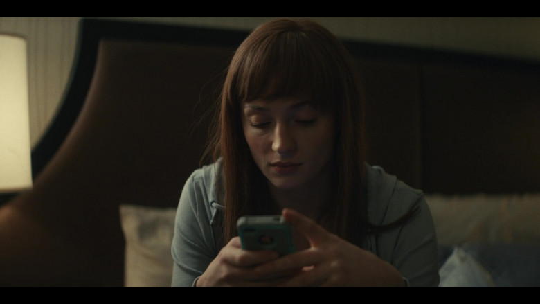 Apple iPhone Smartphone of Sophie Turner as Margaret Ratliff in The Staircase S01E08 America's Sweetheart or Time Over Time (2022)
