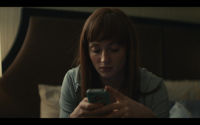 Apple iPhone Smartphone of Sophie Turner as Margaret Ratliff in The Staircase S01E08 America's Sweetheart or Time Over Time (2022)