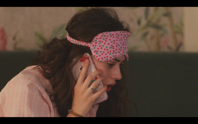 Apple iPhone Smartphone of Susanna Skaggs as Lina Emerson in Love & Gelato (2022)