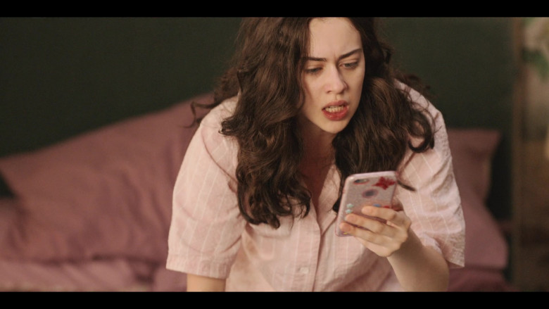 Apple iPhone Smartphone of Susanna Skaggs as Lina Emerson in Love & Gelato (2)