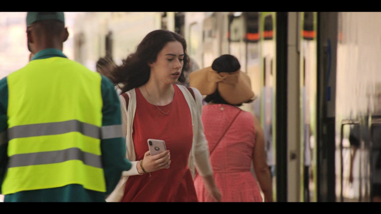 Apple iPhone Smartphone of Susanna Skaggs as Lina Emerson in Love & Gelato (3)