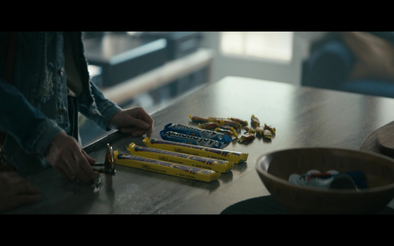 Charleston Chew Bars and Almond Joy in The Boys S03E05 The Last Time to Look on This World of Lies (2022)