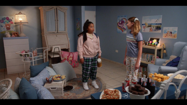 Coca-Cola Cans and Pepsi Bottles in Gordita Chronicles S01E04 In America We Sleepover (2022)