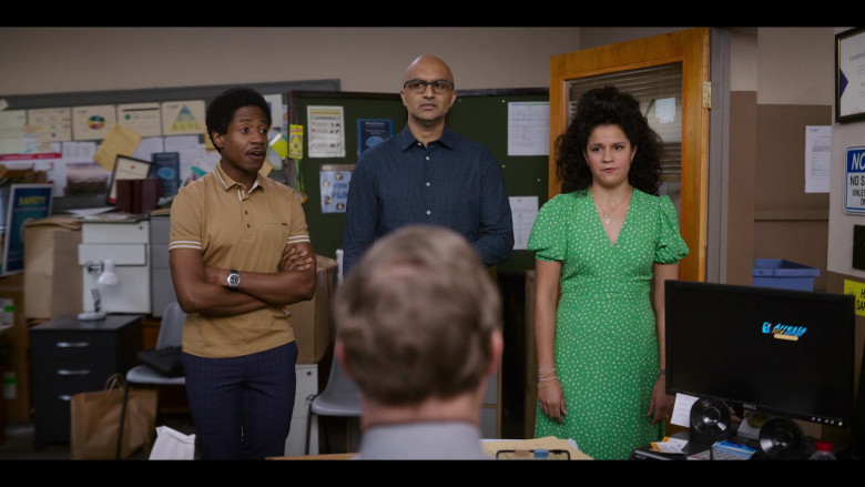 Dell Computer Monitor in God's Favorite Idiot S01E05 The Word (It's Love) (2022)