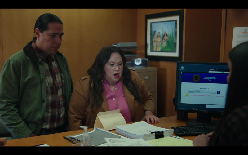 Dell Monitor in Rutherford Falls S02E04 Land Back (2022)
