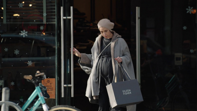 Eileen Fisher Outlet Store Bag in Girls5eva S02E08 Tour Mode (2022)