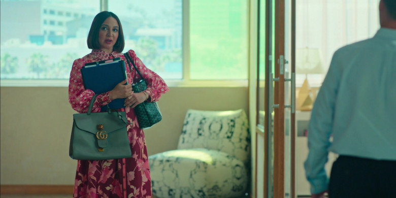 Gucci Shoulder Bag of Maya Rudolph as Molly Novak in Loot S01E03 Hot Seat (3)