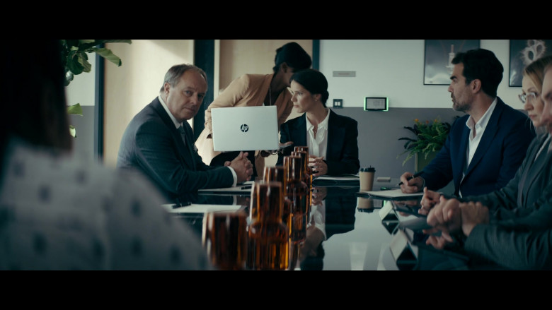 HP Laptop in The Man Who Fell to Earth S01E07 Cracked Actor (1)