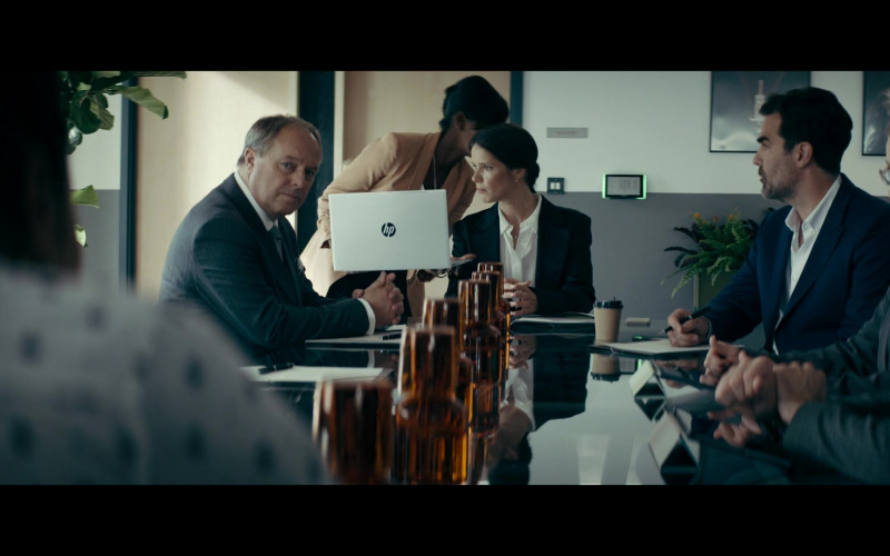 HP Laptop in The Man Who Fell to Earth S01E07 Cracked Actor (1)