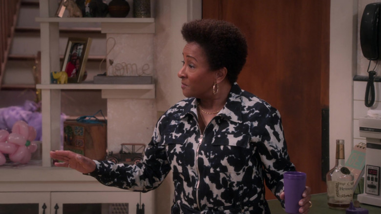 Hennessy Cognac Enjoyed by Wanda Sykes as Lucretia Turner in The Upshaws S02E04 Big Plans (2022)