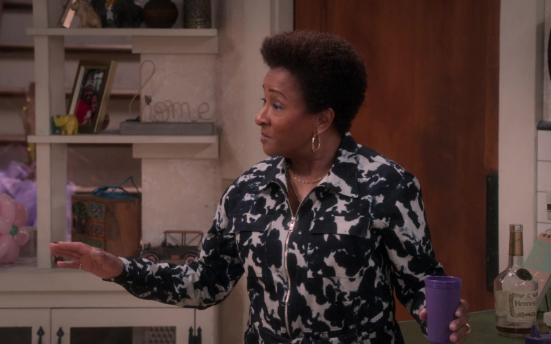 Hennessy Cognac Enjoyed by Wanda Sykes as Lucretia Turner in The Upshaws S02E04 Big Plans (2022)