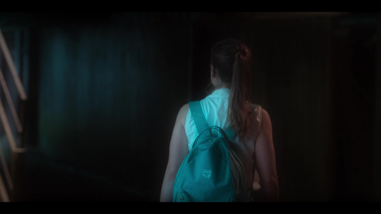 Herschel Backpack of Sarah Catherine Hook as Juliette Fairmont in First Kill S01E08 First Betrayal (2022)
