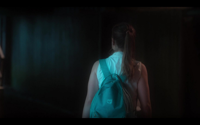 Herschel Backpack of Sarah Catherine Hook as Juliette Fairmont in First Kill S01E08 First Betrayal (2022)