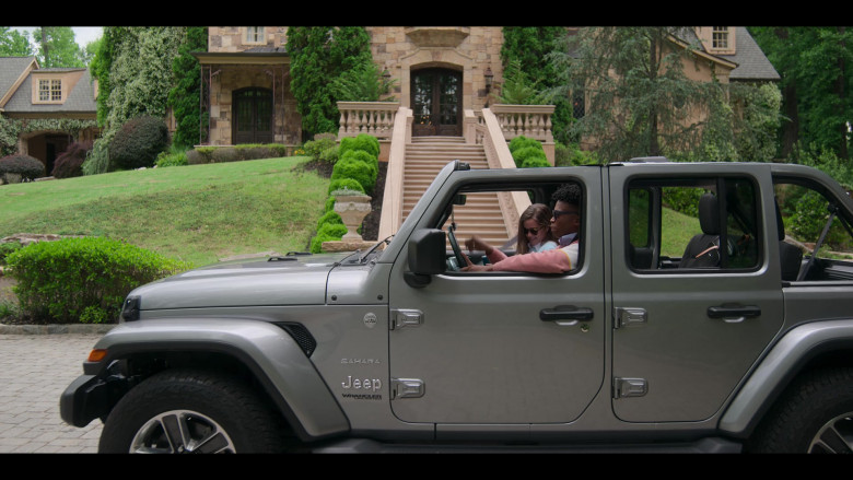 Jeep Wrangler Sahara Car of Jonas Dylan Allen as Ben Wheeler in First Kill S01E01 First Kiss (1)