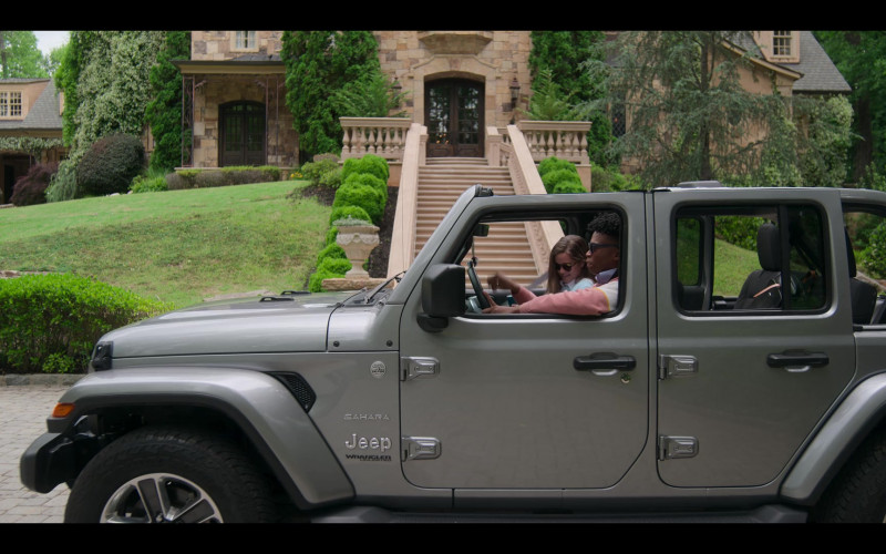 Jeep Wrangler Sahara Car of Jonas Dylan Allen as Ben Wheeler in First Kill S01E01 First Kiss (1)