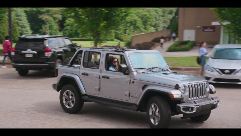 Jeep Wrangler Sahara Car of Jonas Dylan Allen as Ben Wheeler in First Kill S01E01 First Kiss (2)