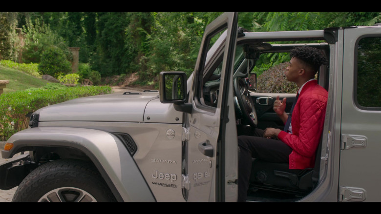 Jeep Wrangler Unlimeted Sahara SUV of Jonas Dylan Allen as Ben Wheeler in First Kill S01E03 First Fight (1)