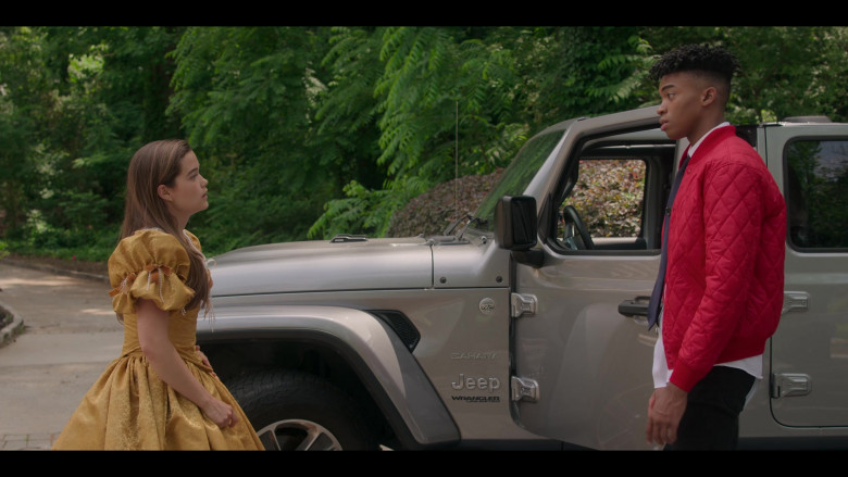 Jeep Wrangler Unlimeted Sahara SUV of Jonas Dylan Allen as Ben Wheeler in First Kill S01E03 First Fight (2)