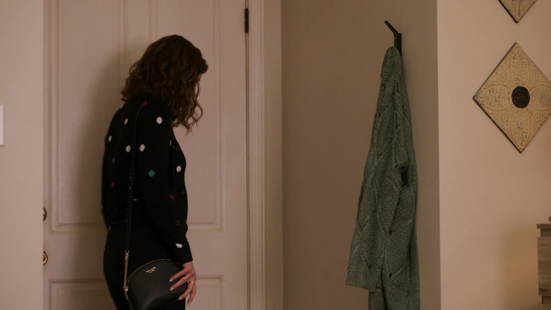 Kate Spade Bag of Vanessa Bayer as Joanna Gold in I Love That for You S01E07 Point of No Returns (2022)