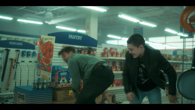 Kellogg’s Frosted Flakes Cereal in The Umbrella Academy S03E02 TV Show 2022 (2)