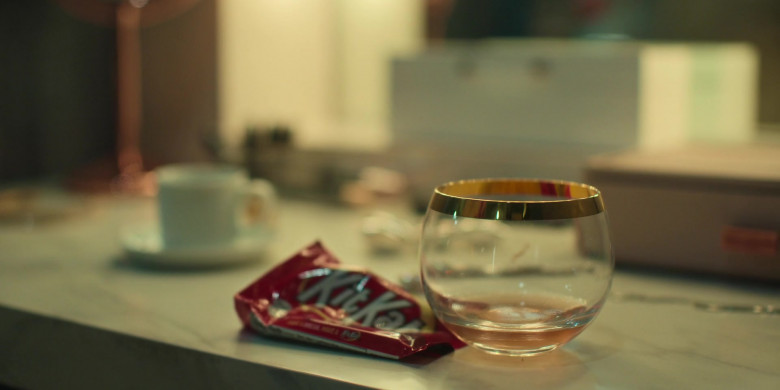 Kit Kat Chocolate Bars Enjoyed by Maya Rudolph as Molly Novak in Loot S01E01 Pilot (2)